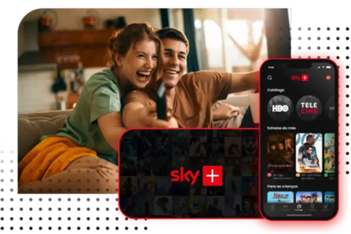 Casal assistindo TV e o app SKY+ no celular